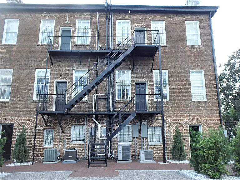 224 E Huntingdon St — Photo 11