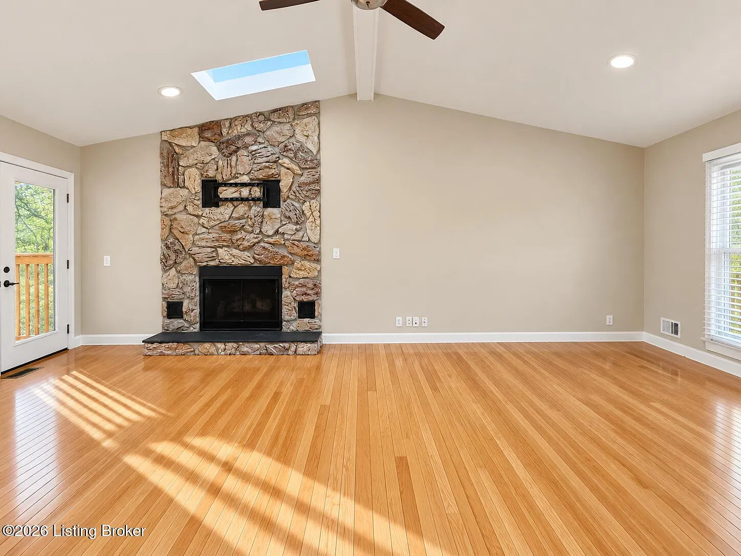 3 bed, 2.0 bath, 1599 sqft, $2,700 — Photo 2