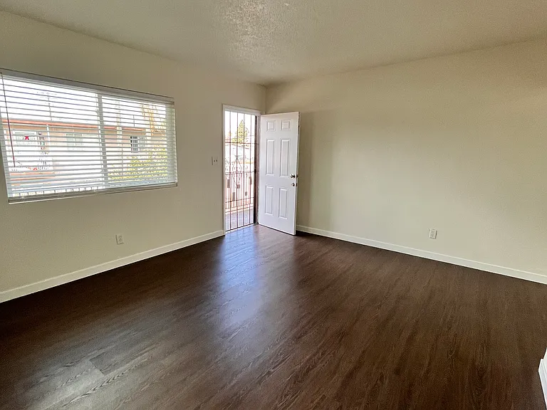 1909 W Myrtle St #1 — Photo 8