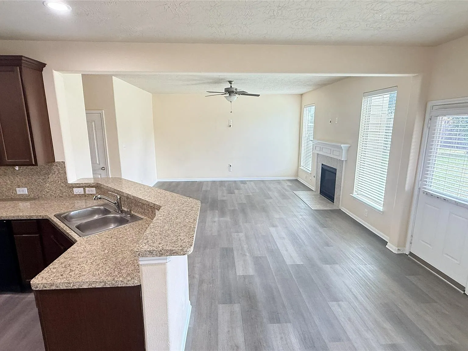 3 bed, 2.5 bath, 2086 sqft, $2,500 — Photo 2