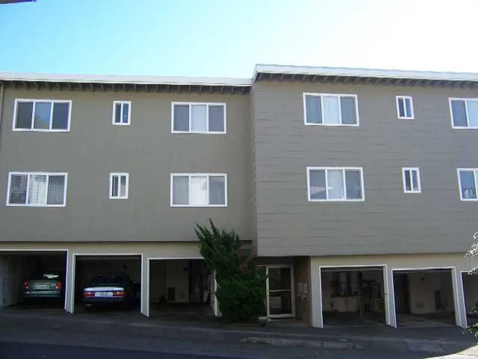 103 (44 Crestline)