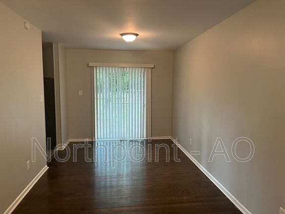4th image of 484 Camelot Pkwy