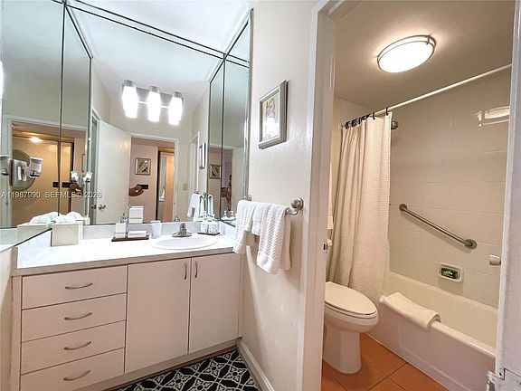 5th image of 100 Lincoln Rd #836