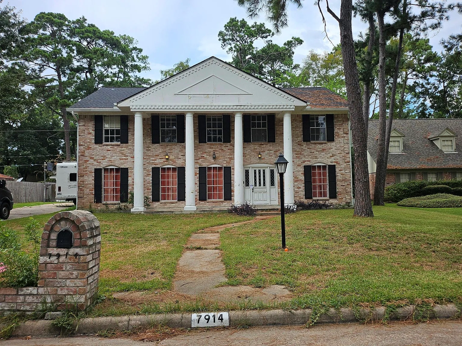 6 bed, 5.0 bath, 3732 sqft, $2,650 — Photo 2