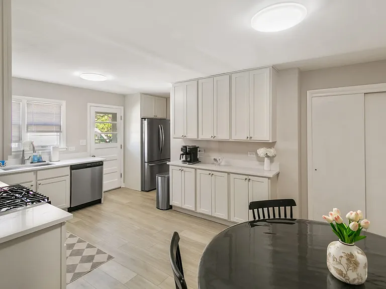 336 Leith Ave — Photo 6