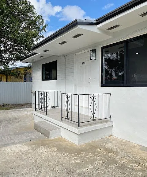 997 SE 1st Pl — Photo 1