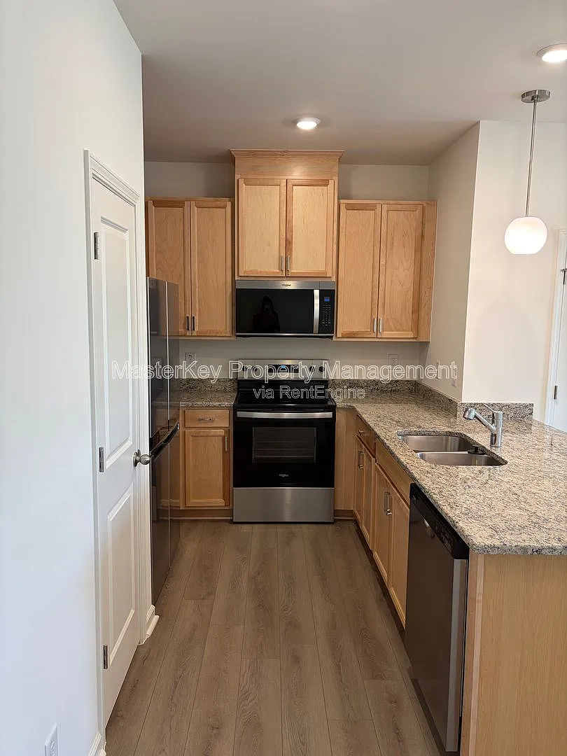 3 bed, 2.5 bath, 1359 sqft, $1,725 — Photo 3
