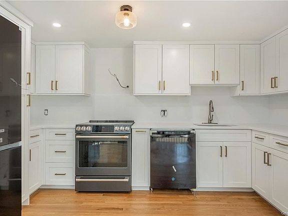 4th image of 15 Stewart Pl APT 1S