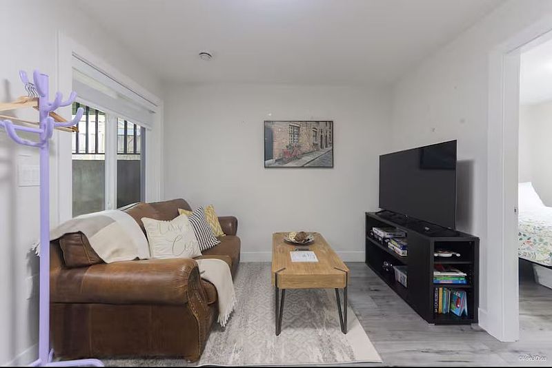 Surrey Apartment for rent - 3 Bedrooms — photo 12
