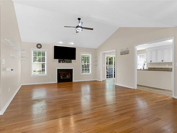4th image of 524 Pecan Grove Rd