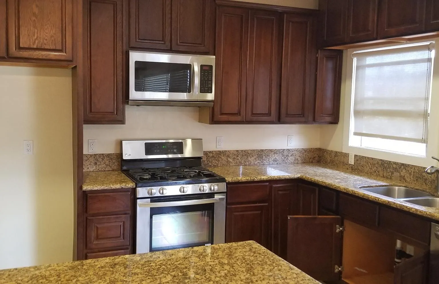 3 bed, 1450 sqft, $3,599 — Photo 4