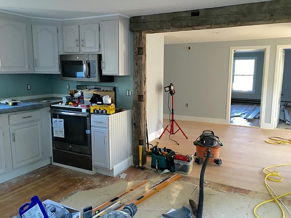 Eat in kitchen/breakfast nook/dining room