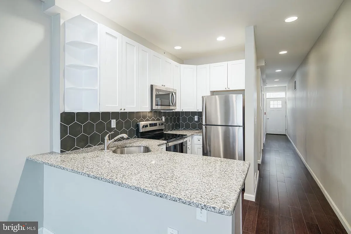 Building Photo - 2408 W Thompson St #1