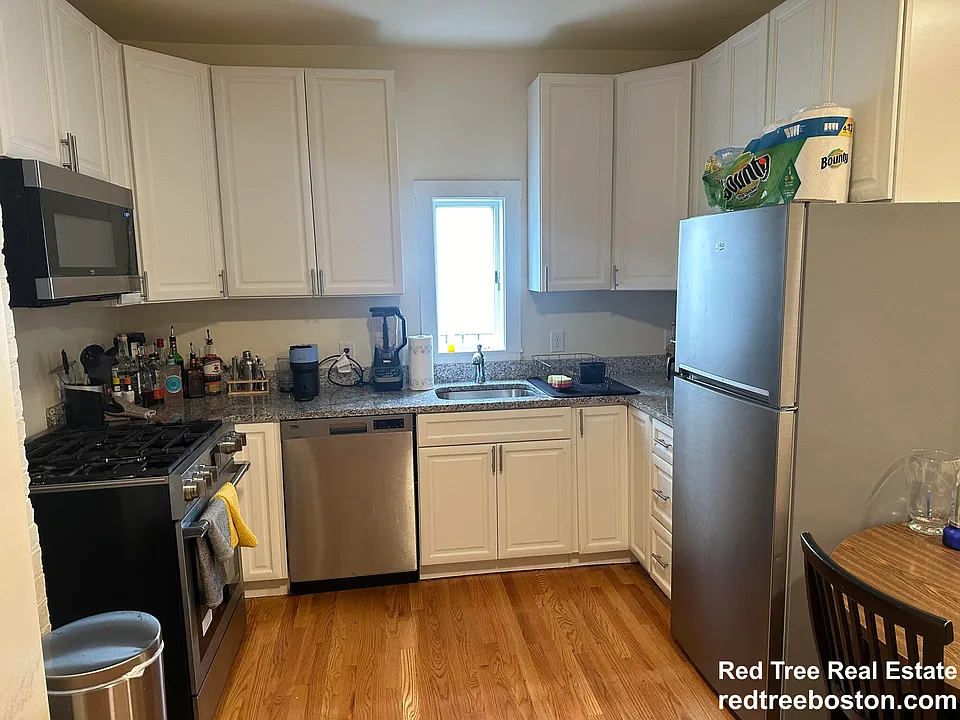 527 E 3rd St #3R