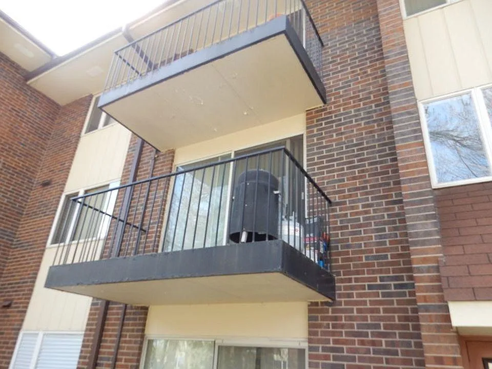 5s100 Pebblewood Lane — Photo 2