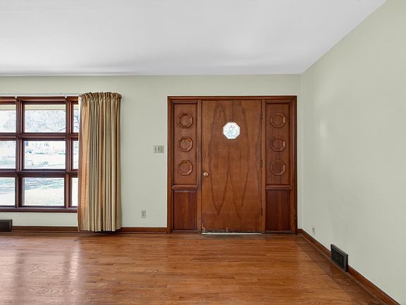 2nd image of 2134 Woodcrest Dr