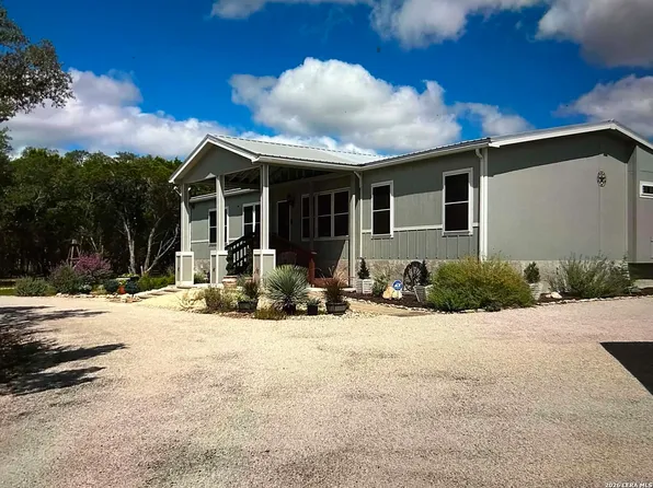 870 Spur Rd, Lakehills, TX 78063
