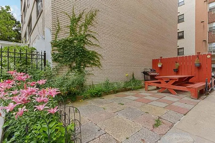 5950 N Kenmore Ave — Photo 2