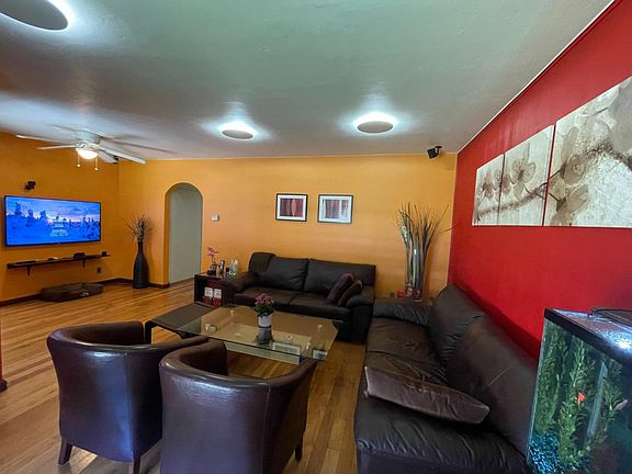 2nd image of 807 Cedar Ave