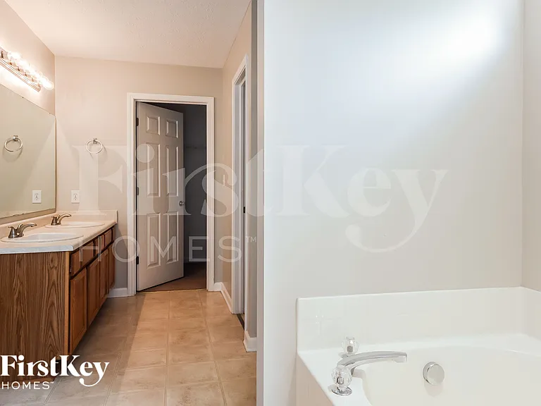 7025 Village Oaks Dr — Photo 14