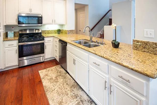 3 bed, 2.5 bath, 1802 sqft, $4,850 — Photo 4
