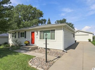 8330 Chestnut Ln, Lincoln, NE 68510