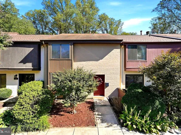 2053 Golf Course Dr, Reston, VA 20191
