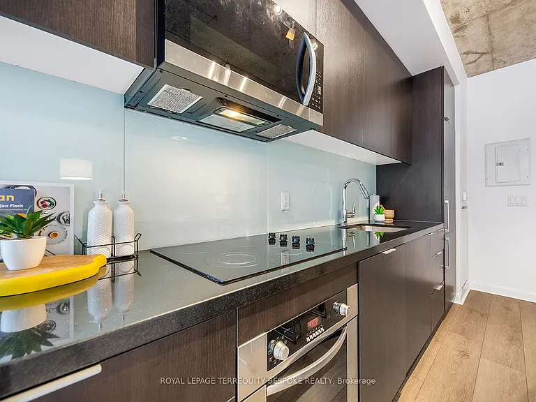 478 King St W #202 — Photo 15