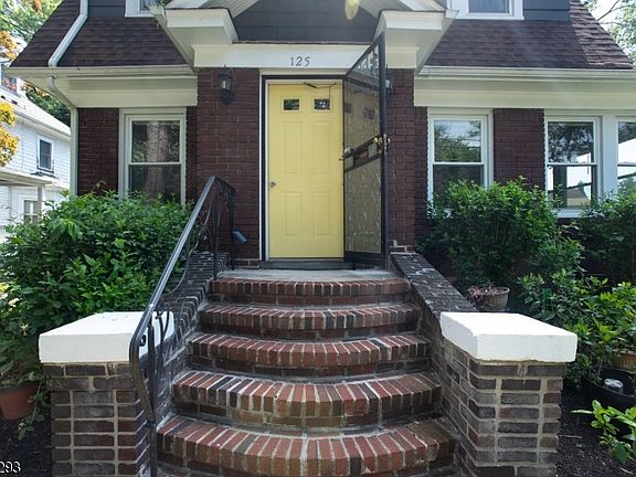 3rd image of 125 Willowdale Ave