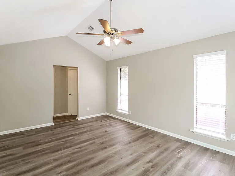 1097 Williamsburg Ln — Photo 11