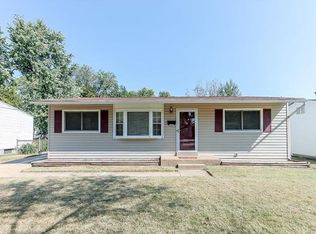 1215 Bellarmine Ln, Florissant, MO 63031