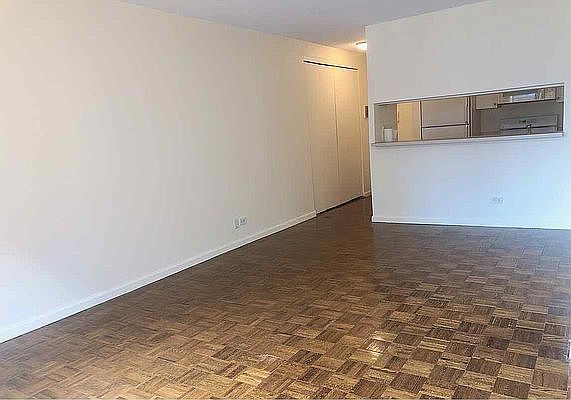 3rd image of 30 W 61st St APT 10H