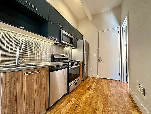 4th image of 372 Kosciuszko St #331