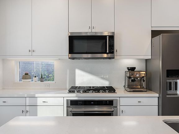 2nd image of 1717 N Gramercy Pl