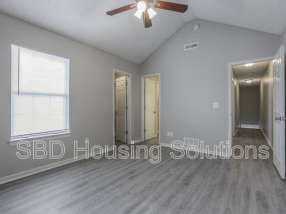 4th image of 106 NE Dogwood St APT A