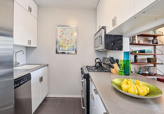 3rd image of 21 S End Ave #Penthouse 2w