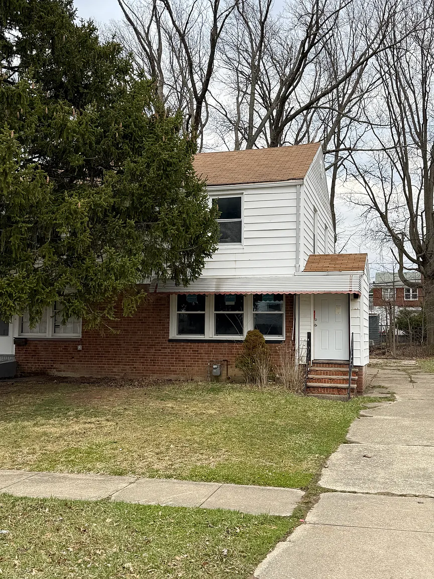 1469 E 250th St photo 1