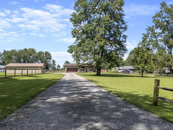 570 Woodside Dr, Pataskala, OH 43062