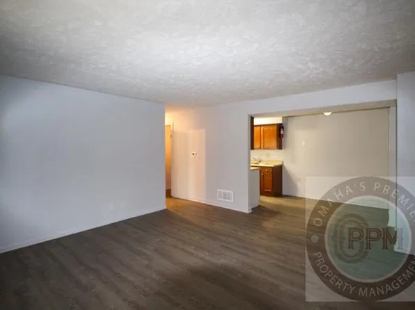Benson Garden Apartments, 2333 Benson Gardens Blvd, Omaha, NE 68134