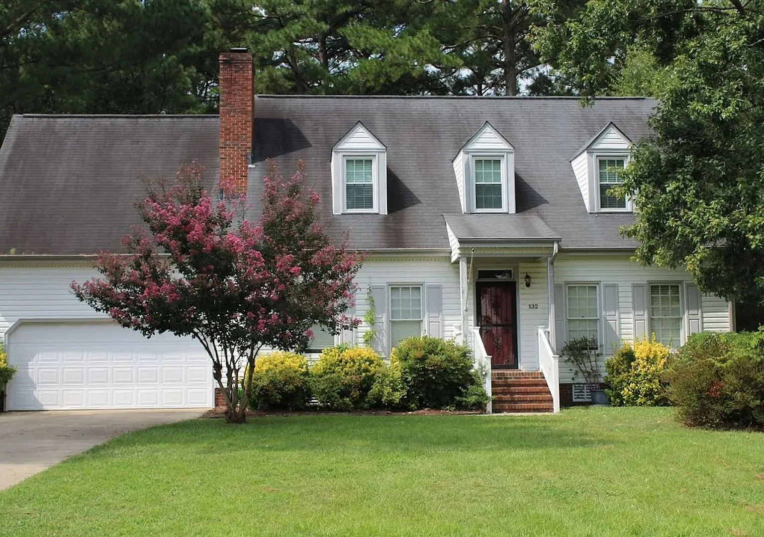 4 Bedroom Home in Maplewood — Photo 1