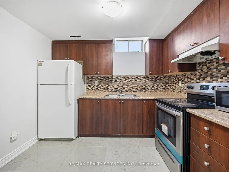 8 Deerpark Cres S #LOWER — Photo 11