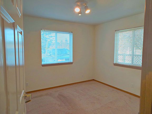 5th image of 931A SE Ely St #A201