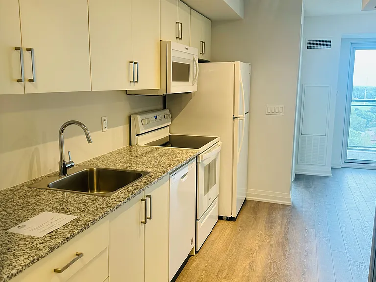 20 Meadowglen Pl #1102 — Photo 4