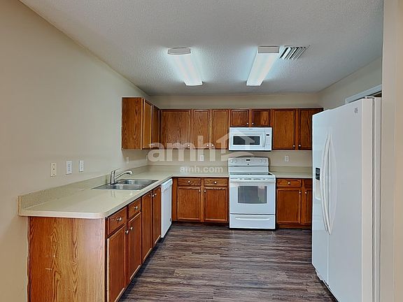 3rd image of 2050 Harcourt Pl