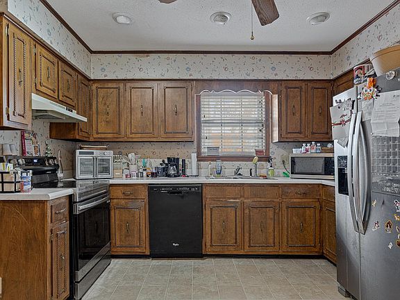 5th image of 1021 Broadmoor St