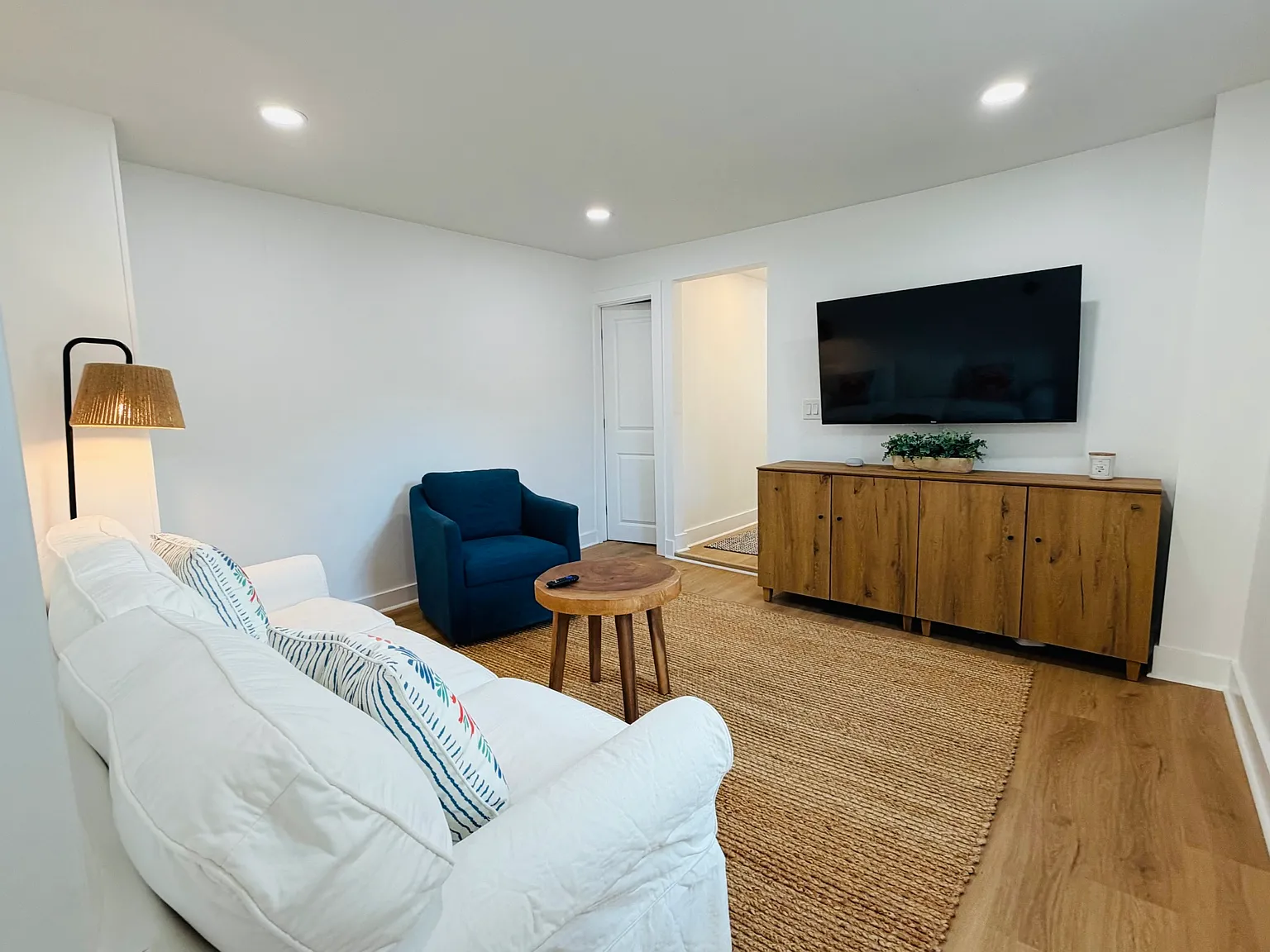 2 bed, 750 sqft, $2,200 — Photo 2