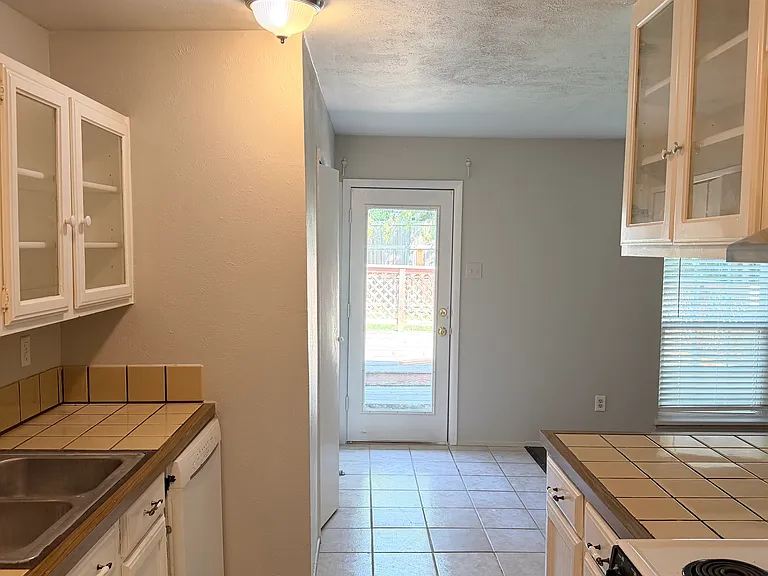 1024 Hawthorne Dr — Photo 6