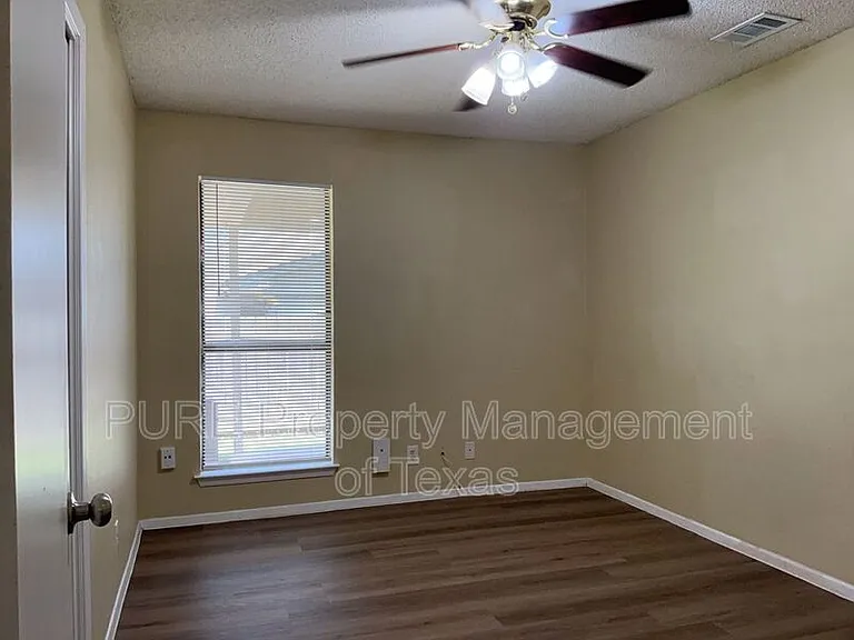 604 Country Aire Dr #B — Photo 22