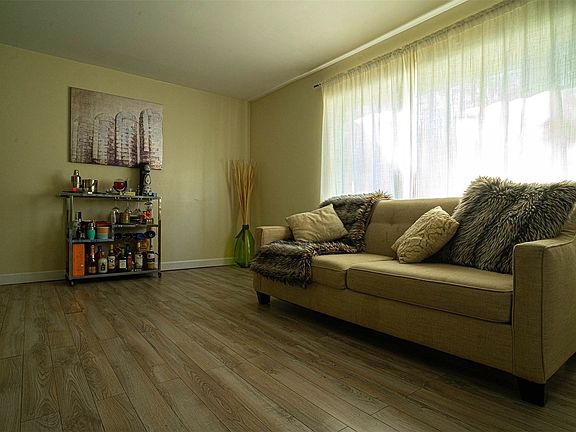 3rd image of 28 21st Ave