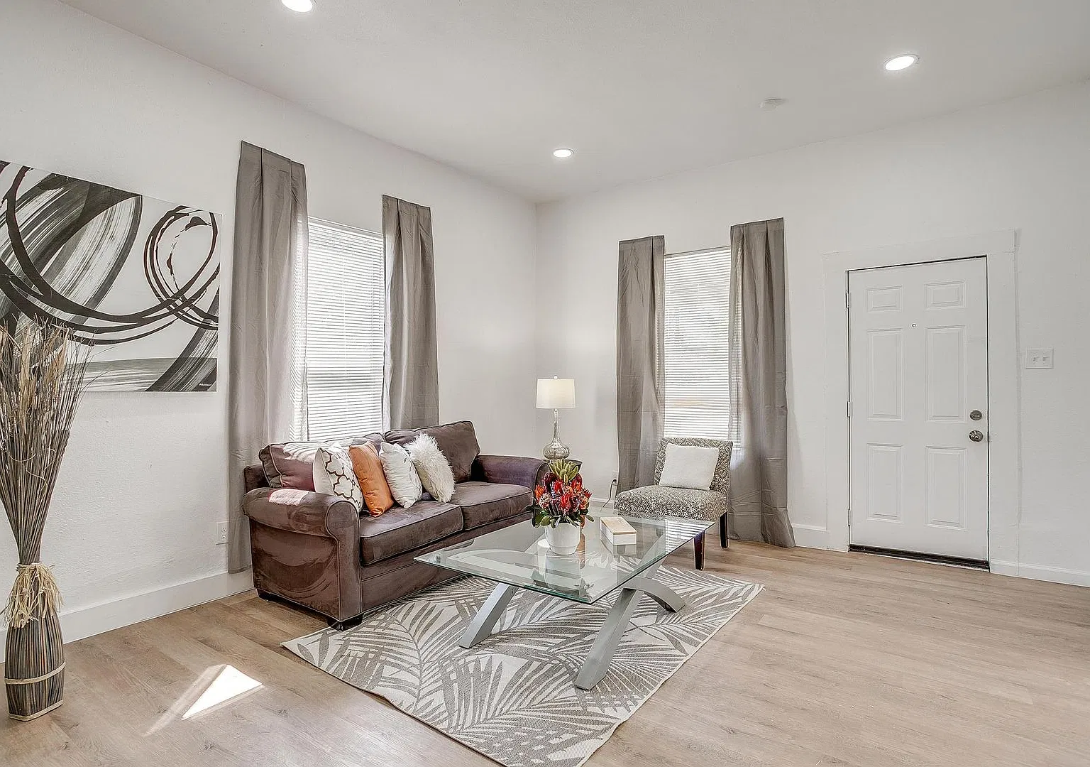 3 bed, 1.5 bath, 1030 sqft, $1,599 — Photo 3